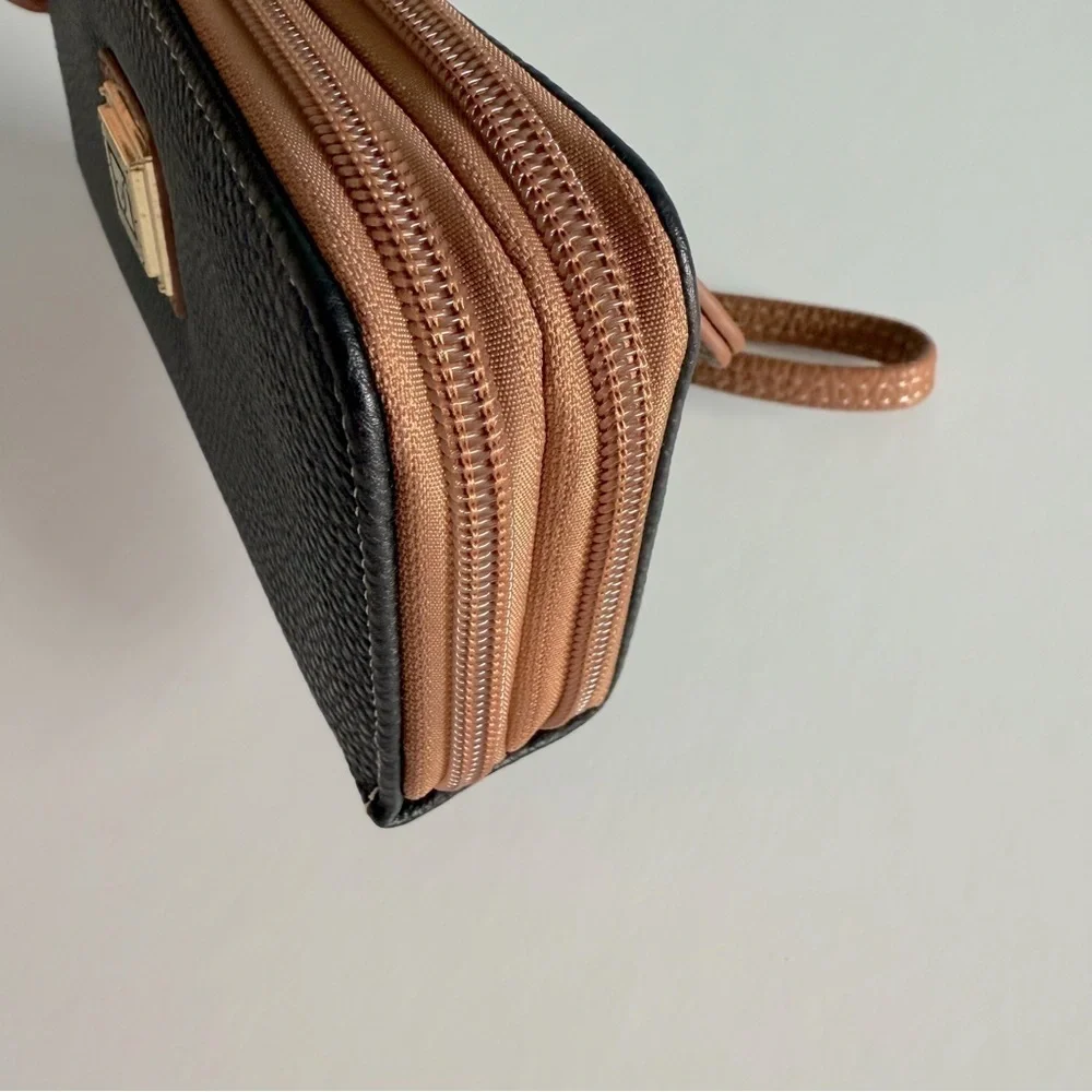 Stone Mountain Pebble Leather Wristlet Wallet Black Brown Zip Closure SZ Large